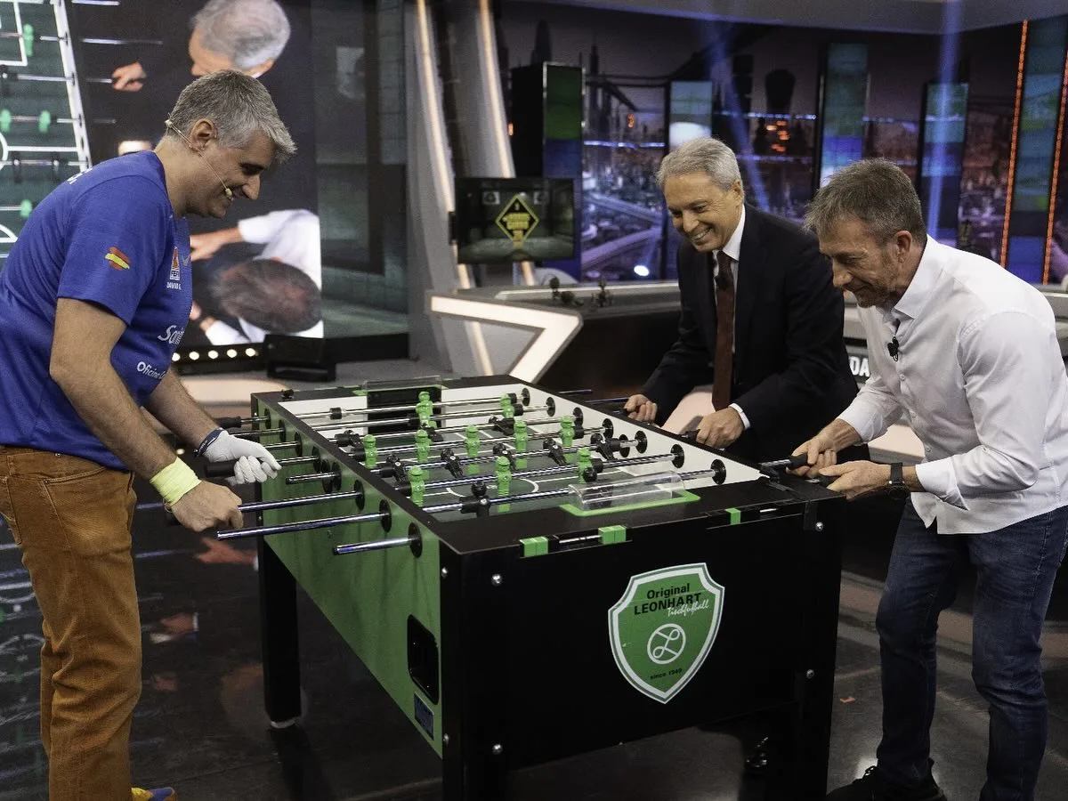 David Gañán jugando al futbolín en El Hormiguero